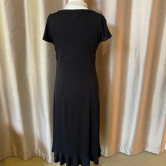 Simple yet elegant dress - Picture 1 of 3